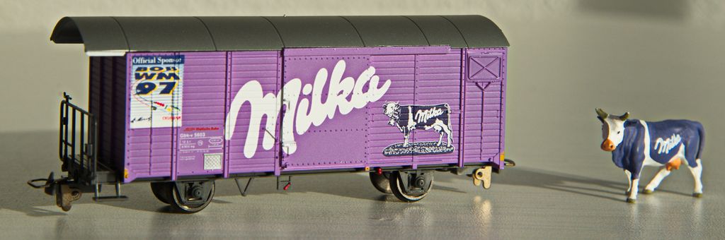Güterwagen der RhB mit Werbung Milka