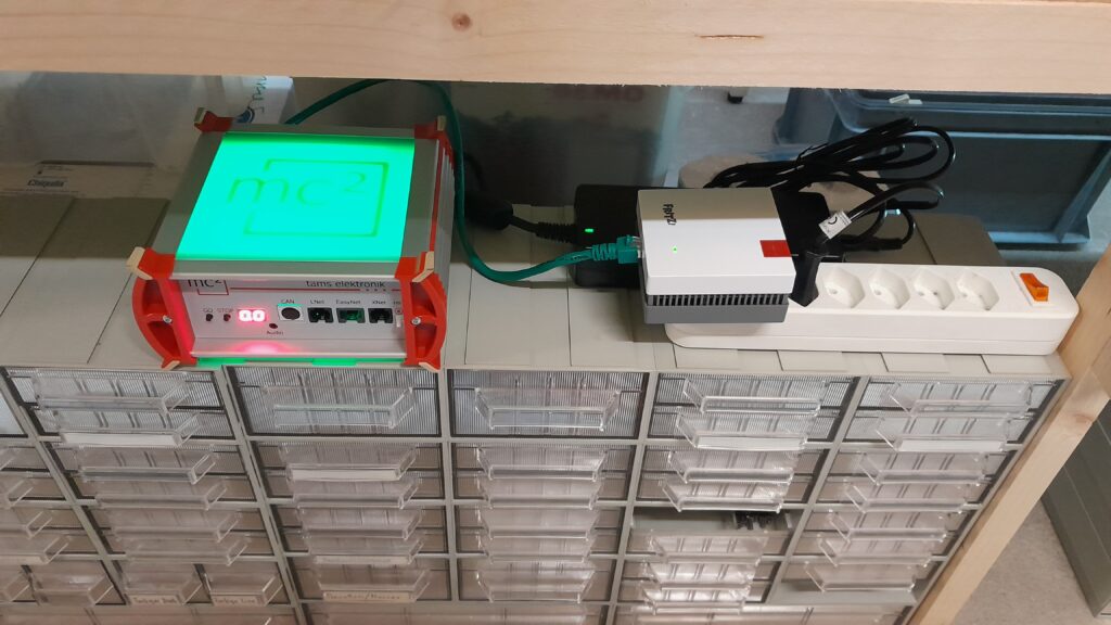 Digitalzentrale von TAMS mit dem FritzAdapter für die LAN Verbindung